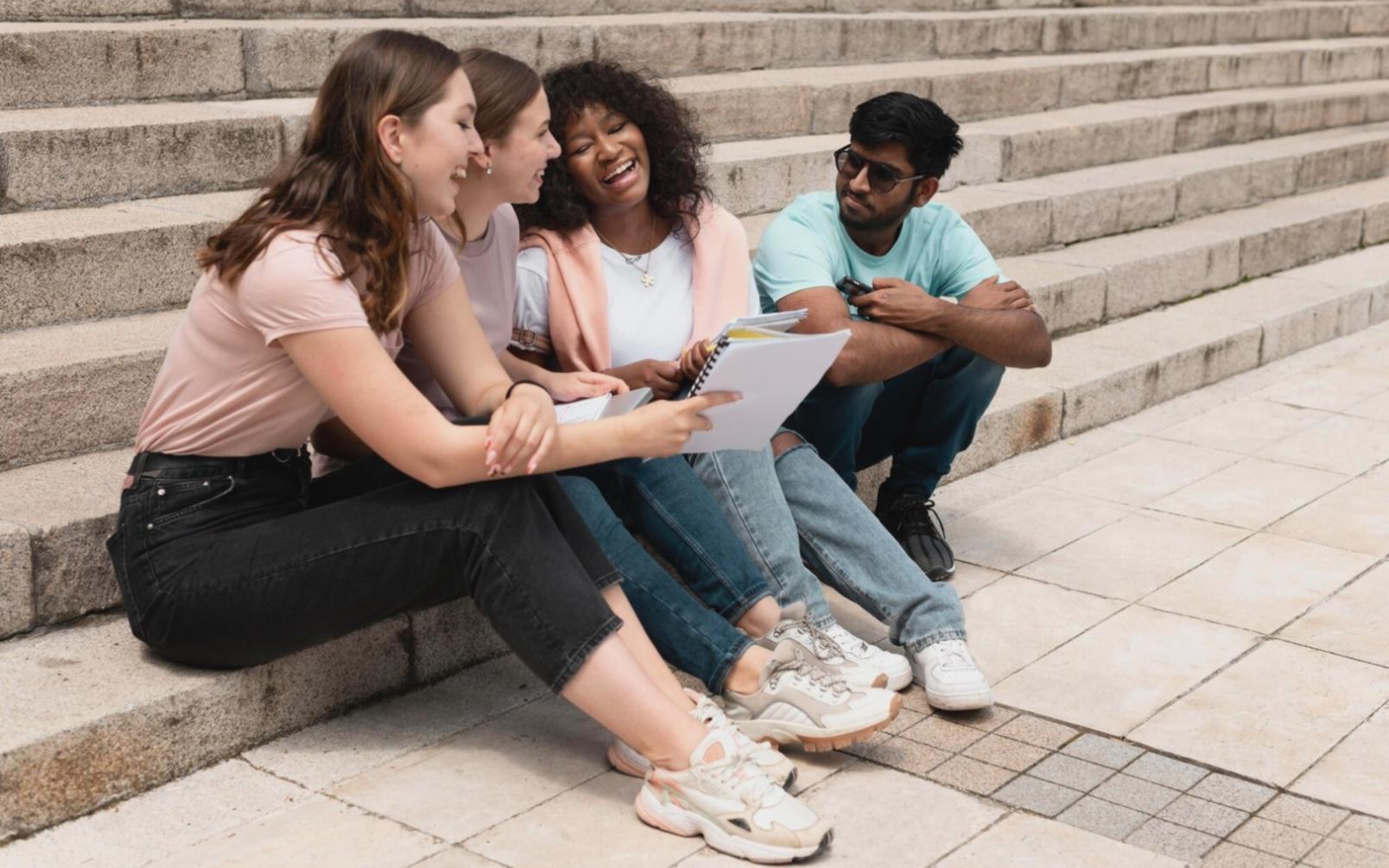 Finanzanalyst arbeitet an Bewertungsmodellen am Computer