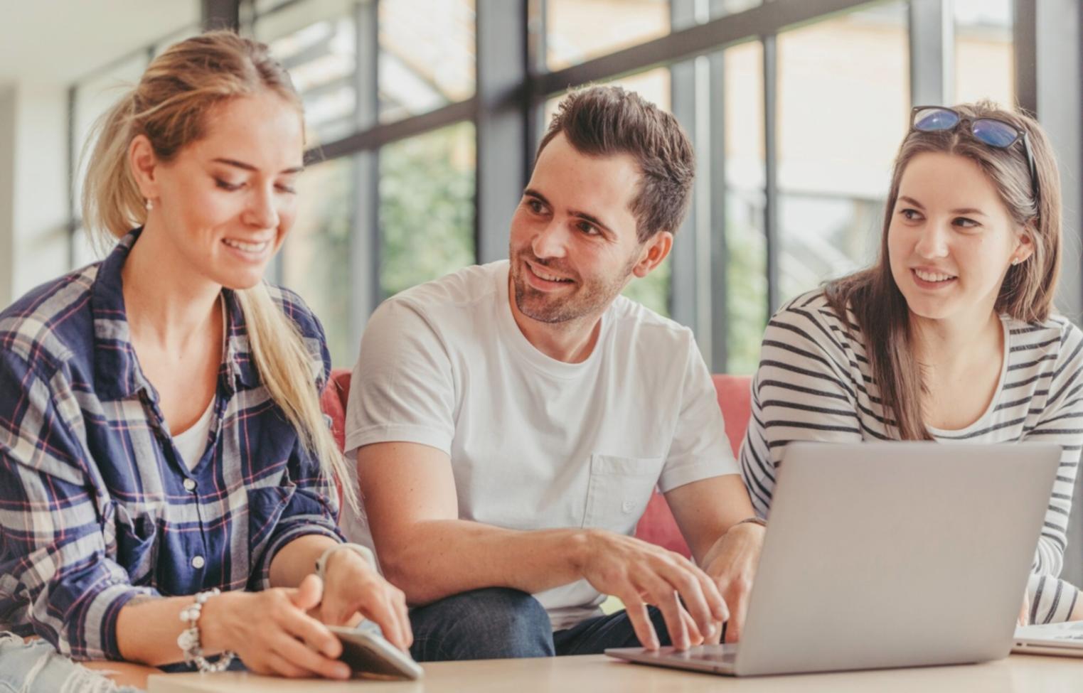 Finanzanalyst bei der Arbeit mit Bewertungsmodellen und Datenanalyse