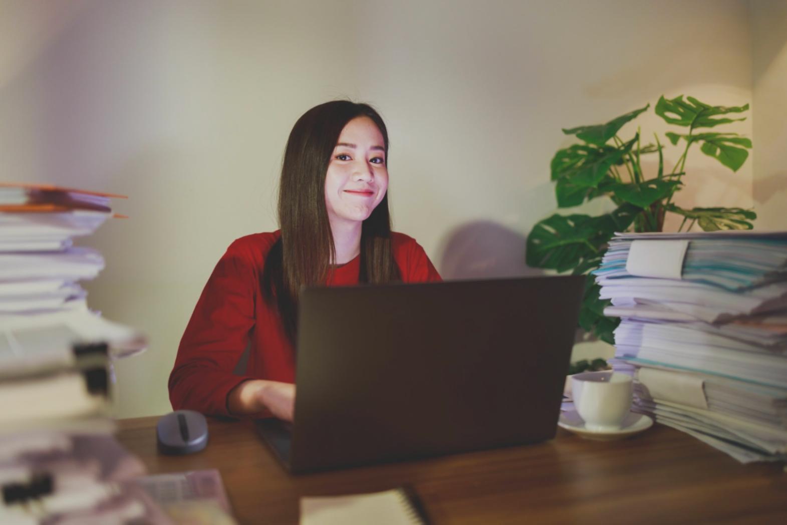 Finanzanalyst bei der Arbeit mit modernen Bewertungsmethoden